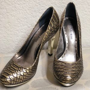 Stunning faux gold and black snake skin heels